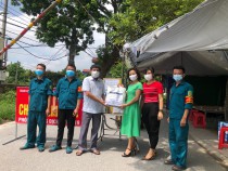 Đại diện Ban giám hiệu Trường Mầm non Kim Thư và Trường THCS Kim Thư tặng quà cho chốt kiểm dịch trên địa bàn xã Kim Thư