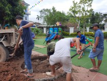 Anh Nguyễn Thanh Tùng cùng các anh trong thôn trồng cây Xoài  tặng trường mầm non Kim Thư năm học 2020-2021