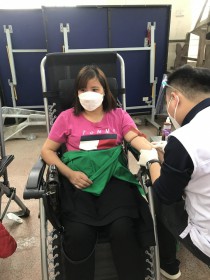 Hình ảnh cô giáo Nguyễn Thị Huệ tham gia hiến máu tình nguyện