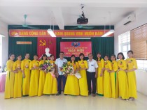 Các đại biểu về dự tặng hoa chúc mừng Đại Hội