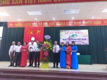 Các đồng chí đại diện cho Đảng ủy-HĐND- UBND xã Kim Thư tặng hoa chúc mừng 3 nhà trường