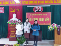 Đồng chí Đào Thị Năm-Bí thư chi bộ trao quyết định kết nạp Đảng cho 02 đồng chí Lê Thị Thúy và Phạm Thị Bằng