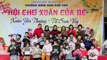 Trường MN Kim Thư tổ chức cho trẻ gói bánh trưng đón xuân 2024