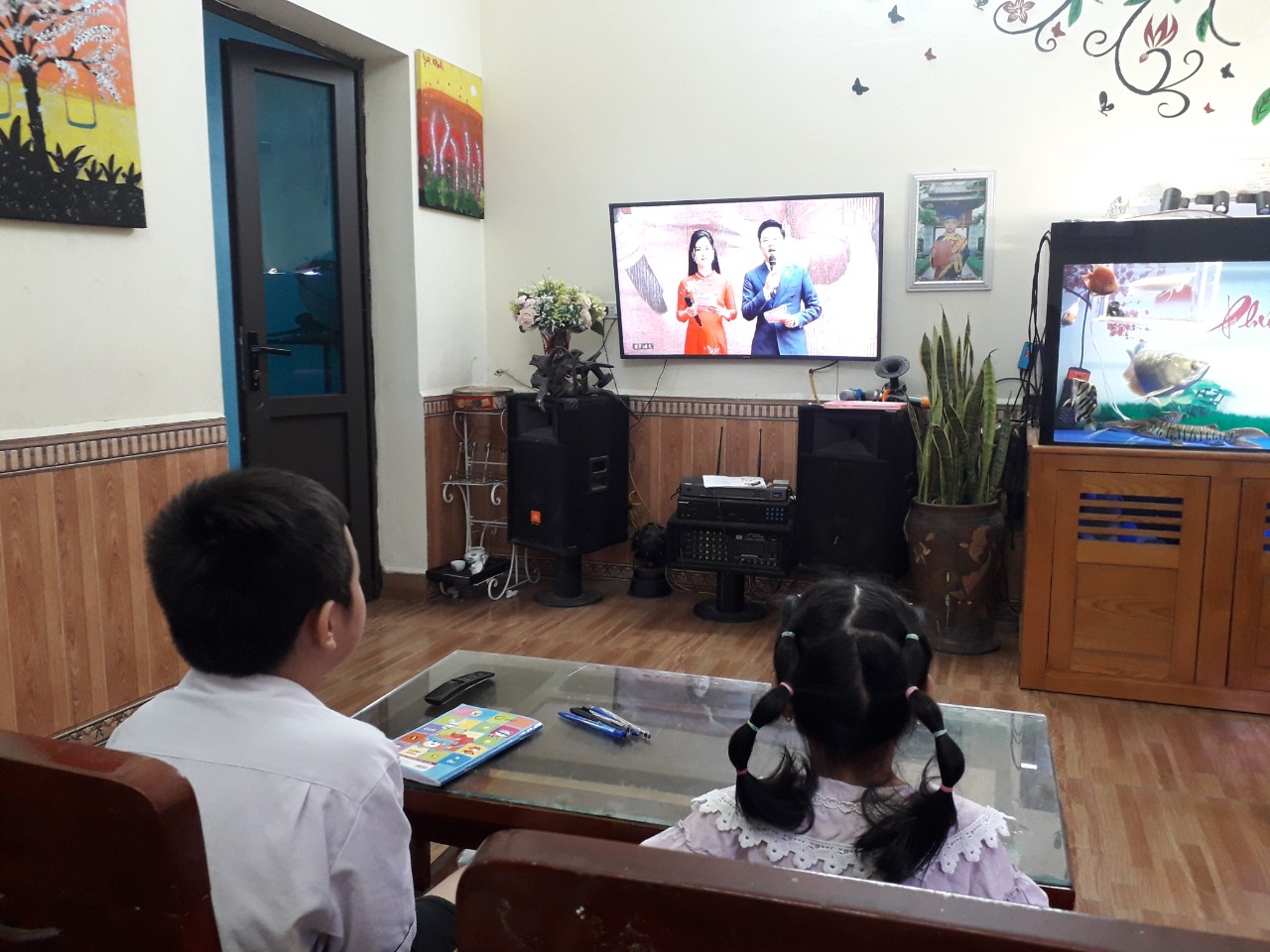 Cháu Nguyễn Khánh Ngọc lớp 5 tuổi A2 cùng anh dự khai giảng năm học 2021-2022