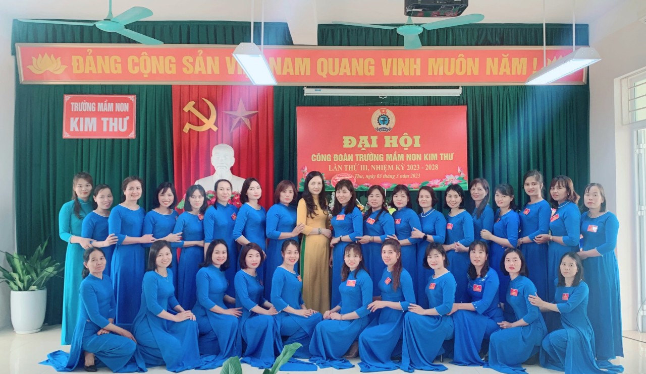 Đồng chí Nguyễn Thị Hảo- HUV Chủ tịch LĐLĐ huyện Thanh Oai chụp ảnh lưu niệm cùng các đồng chí công đoàn viên